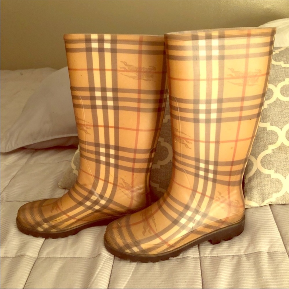 Burberry's rain or snow boots size USA 8